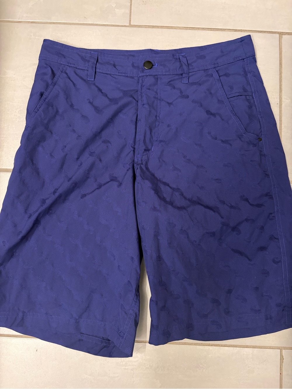 lululemon Short Classic Fit Chino Style 7" Inseam Size 32 | Blue W/ Wave Pattern